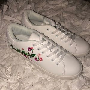 White boohoo sneakers